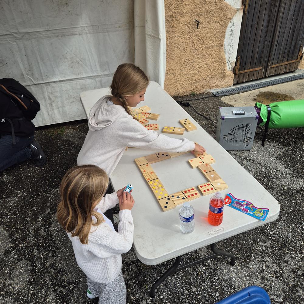 Photo Enfants s'amusant avec les Dominos Géants lors d'une fête de village dans le Gard (30)